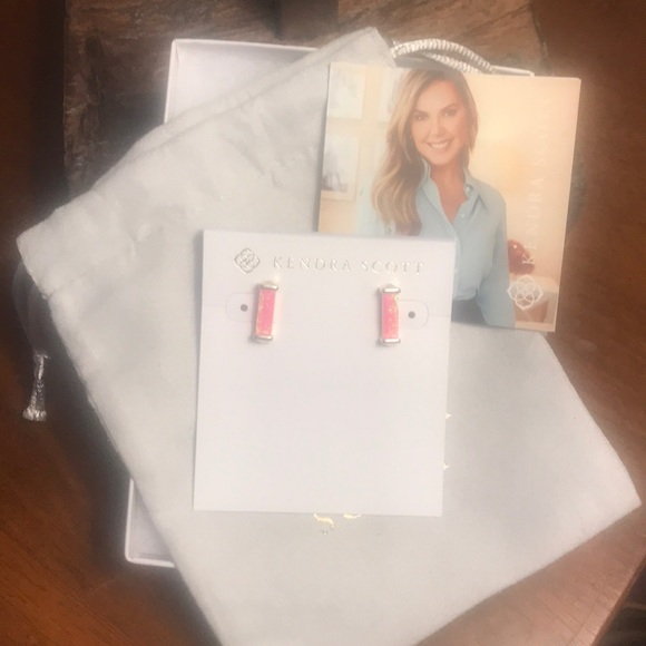 NWT Kendra Scott Fletcher’s Hot Pink Kyocera Opal - Picture 3 of 6